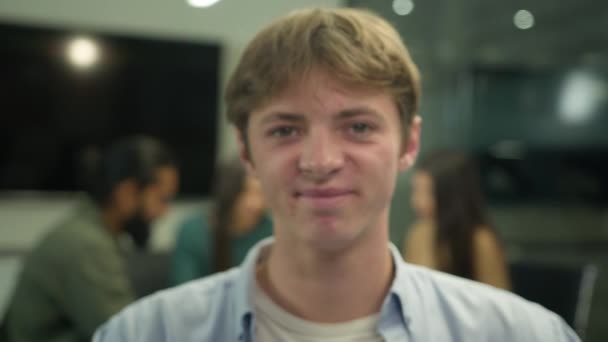 Kafkasyalı Adamı Portresi Genç Adamı Mutlu Gülümseyen Güler Yüzlü Adamı — Stok video