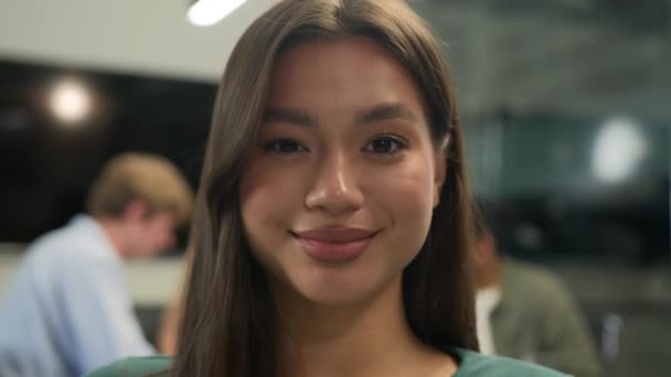 Närbild Kvinnliga Företag Porträtt Unga Kaukasiska Flicka Glad Toothy Ler — Stockvideo