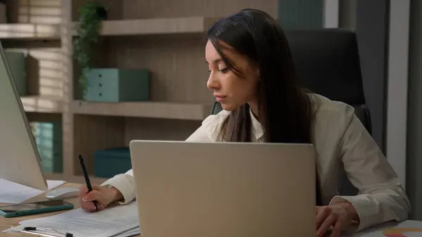 Kaukasische Geschäftsfrau Multitasking Beschäftigt Büro Arbeiten Online Mit Laptop Sprechen — Stockfoto