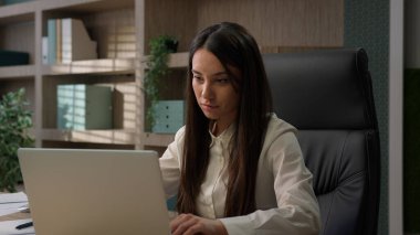 Güzel Kafkasyalı ofis çalışanı iş kadını kız öğrenci işveren bayan girişimci yönetici avukat mutlu iş kadını bilgisayarına gülümseyen iş kadını şirket tebessümüyle bilgisayar başında gülümsüyor.