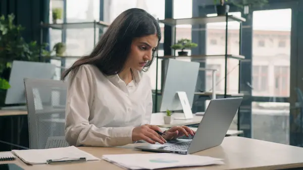 Arabische Gestresste Geschäftsfrau Gen Indische Geschäftsfrau Arbeitet Büro Mit Computer — Stockfoto