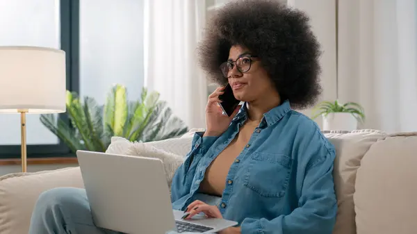 Afroamerikanerin Ethnische Mädchen Weibliche Dame Hause Couch Antwort Anruf Eingabe — Stockfoto