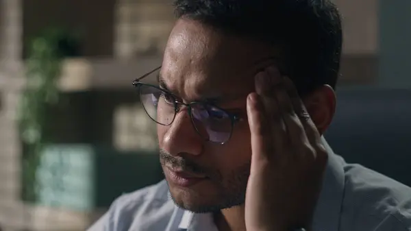 Cansado Ocupado Indiano Homem Óculos Árabe Empresário Americano Empregador Sofrendo — Fotografia de Stock
