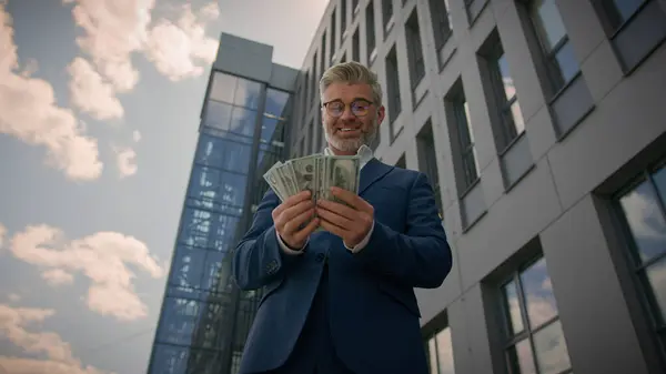 幸せな喜びの成功 裕福な裕福な老いたコーカサス人の男 成熟した雇用主ビジネス起業家 都市のビジネス起業家 空飛ぶ紙幣で雨を投げる 金銭的な達成を祝う — ストック写真