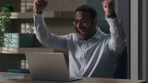 Радостный Индийский Бизнесмен Американский Мужчина Ноутбук Выиграть Пари Взволнован Невероятной — стоковое фото