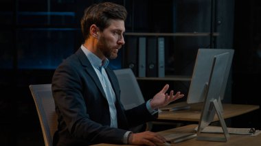 Çevrimiçi video çağrısı Kafkasyalı orta yaşlı iş adamı müşteri hizmetleri işadamı Webinar konuşması bilgisayar kamerasıyla akşam ofislerinde iş görüşmesi.