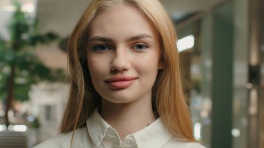 İş kadını, Kafkasyalı, 20 'li yaşlarda kadın, giyim mağazası, giyim mağazası, moda mağazası, şirket CEO' su alışveriş merkezindeki kameraya bakıyor. Kafasına yakın çekim başarılı bayan.
