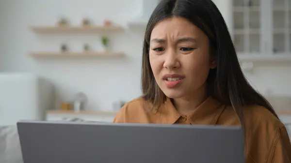 Irritado Chateado Ásia Japonês Mulher Menina Proprietário Usando Laptop Cozinha — Fotografia de Stock