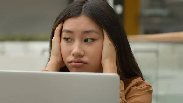 Exausto Sobrecarregado Mulher Asiática Estudante Estudando Line Trabalho Laptop Escritório — Fotografia de Stock
