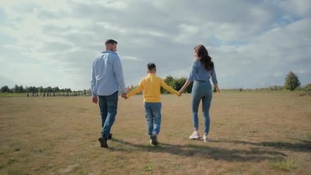 Arrière Vue Heureux Uni Caucasien Famille Mère Père Petit Garçon — Video