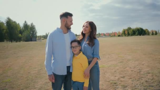 Felice Contadino Caucasico Ritratto Famiglia Sorridente Padre Sposato Madre Figlio — Video Stock