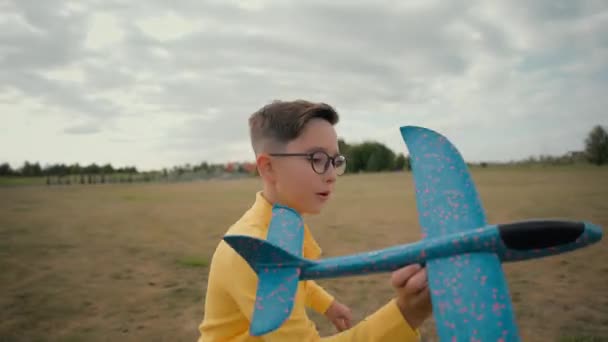Close Gelukkig Blank Kind Jongen Spelen Speelgoed Hold Vliegtuig Vliegen — Stockvideo