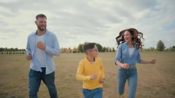 Heureux Rire Joyeux Caucasien Famille Père Mère Petit Garçon Enfant — Video
