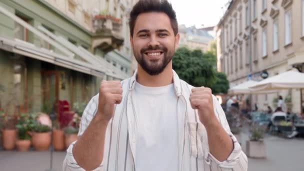 Νεαρός Καυκάσιος Άντρας Που Ποζάρει Χαμογελώντας Δείχνει Τον Αντίχειρα Του — Αρχείο Βίντεο