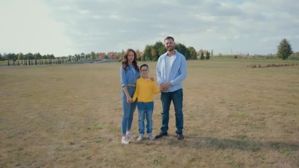 Portrét Šťastný Usměvavý Krásný Kavkazský Rodiče Rodina Táta Máma Otec — Stock video