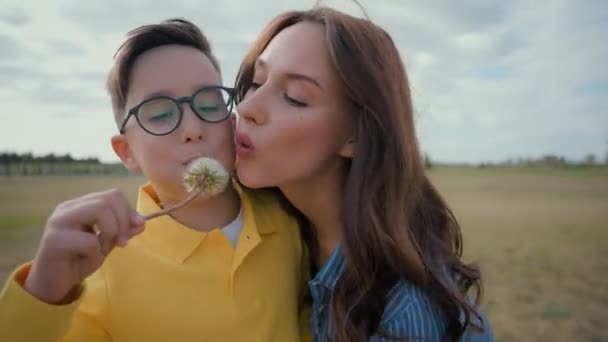 Infância Feliz Família Caucasiana Sorridente Mãe Criança Menino Menino Filho — Vídeo de Stock