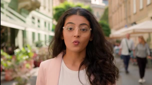 ヤングは 外のインドのアラビアの女性が驚いたことに驚いた ポジティブなビジネスウーマンショック笑顔オープンタウンストリートウィンジェスチャー誠実な幸せな喜びの感情驚きの発表 — ストック動画