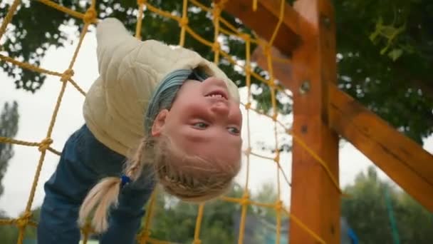 Europeiska Lekfulla Flicka Spela Sport Lekplats Hängande Klättring Barnslig Rolig — Stockvideo
