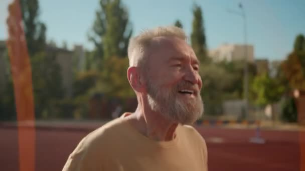 Primer Plano Feliz Pensionista Sonriente Alegría Saltar Cuerda Viejo Hombre — Vídeo de stock