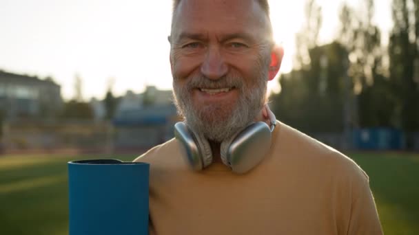 Close Elderly Happy Caucasian European Man Sportsman Mat Headphones Toothy — Stock Video