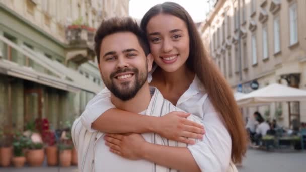 Šťastný Mladý Kavkazský Pár Muž Žena Mazlení Objímání Objetí Objetí — Stock video