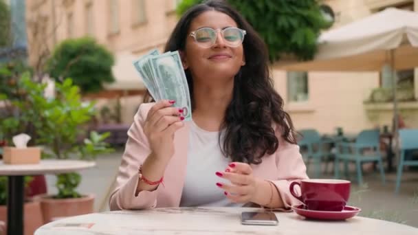 Glücklich Lächelnd Lachen Erfolgreiche Indische Arabische Ethnische Frau Studentin Weibliche — Stockvideo