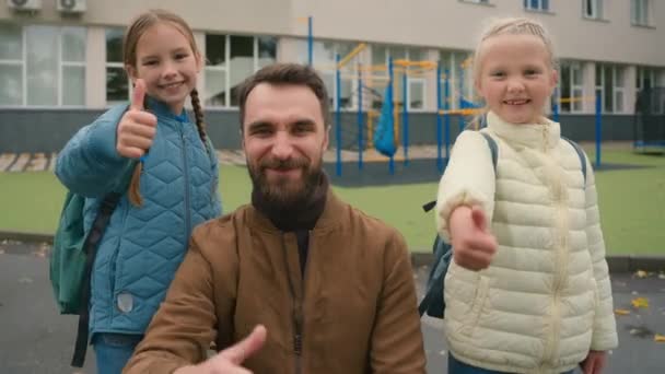 Ευτυχισμένη Ευρωπαϊκή Οικογένεια Μπαμπάς Κόρες Δείχνουν Αντίχειρες Επάνω Χαμόγελο Χαρούμενος — Αρχείο Βίντεο
