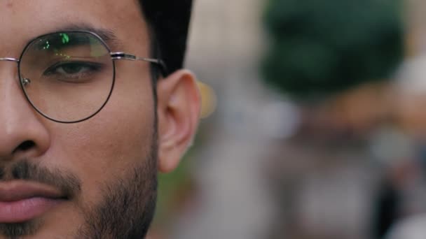 Zblízka Mladý Sebevědomý Profesionální Indický Arabský Etnik Muž Student Model — Stock video