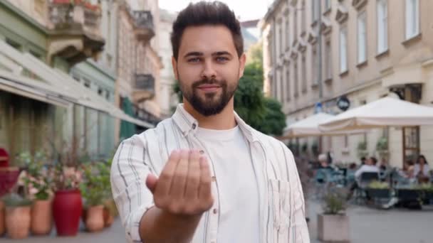 Úspěšný Pohledný Kavkazský Evropan Mladý Sebevědomý Chlap Podnikatel Kývnout Symbol — Stock video