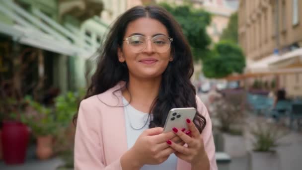Mutlu Başarılı Gülümseyen Hint Arap Kadın Etnik Kız Müşteri Kullanıcısı — Stok video