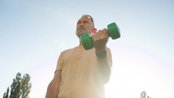 Alttaki Manzarada Yaşlı Beyaz Erkek Halterli Fiziksel Aktivite Kaslı Sporcu — Stok video