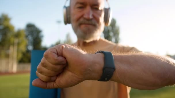 Rentner Blick Auf Armbanduhr Ende Des Trainings Alten Kaukasischen Mann — Stockvideo