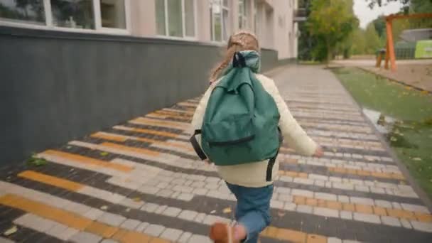 后视镜小女孩跑得很快小学女生学习班教育运动女儿周末步行书包小儿子安排孩子迟到的城市外面 — 图库视频影像