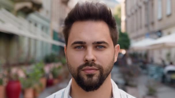 Close Portret Europejski Biały Młody Człowiek Patrząc Aparat Biznes Miasto — Wideo stockowe