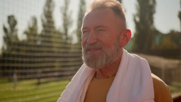 Close Caucasico Europeo Anziano Uomo Con Asciugamano Collo Camminare Stadio — Video Stock