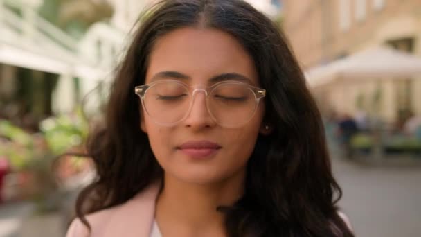 Cerca Retrato Adolescente Indio Árabe Mujer Étnica Chica Estudiante Mujer — Vídeos de Stock