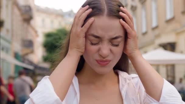 Close Jonge Europese Blanke Vrouw Met Hoofdpijn Migraine Pijn Stad — Stockvideo