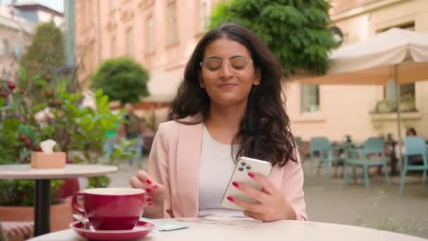 成功したインドのアラビアの民族女性 ビジネス女性 携帯電話を持っている女性 屋外の街路カフェレストラン ビジネス投資資本宝くじ — ストック動画