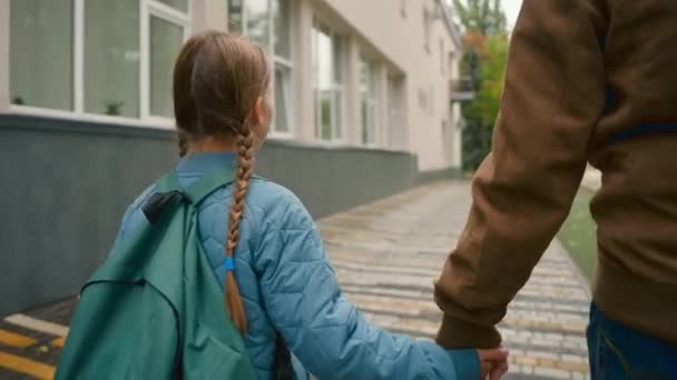 Zurück Ansicht Vater Abholen Tochter Nach Hause Gehen Schultag Unterricht — Stockvideo