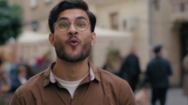 Sorprendido Feliz Indio Árabe Étnico Estudiante Hombre Hombre Hombre Hombre — Vídeos de Stock