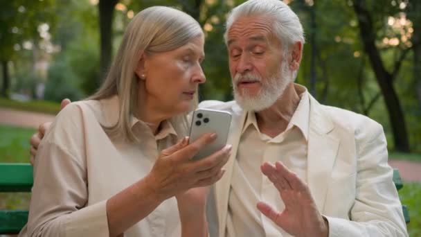 Endişeli Lerin Kafkas Ailesi Emekli Erkek Kadın Cep Telefonu Kullanan — Stok video