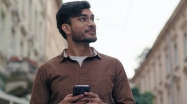 Mutlu, başarılı, Hintli, Arap, etnik erkek, iş adamı, erkek, cep telefonu kullanıcısı, akıllı el ele tutuşup sohbet eden sosyal medya turistlerinin internet üzerinden GPS haritası, şehir merkezinin şehir merkezi.