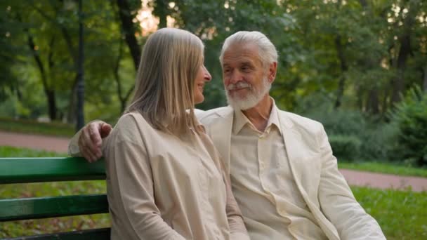 Heerlijke Bejaarde Vrolijke Blanke Echtpaar Vrouw Man Omarmen Knuffelen Romantische — Stockvideo