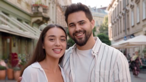 Avrupa Nın Genç Beyaz Mutlu Erkek Çifti Şehrin Dışında Birbirlerine — Stok video