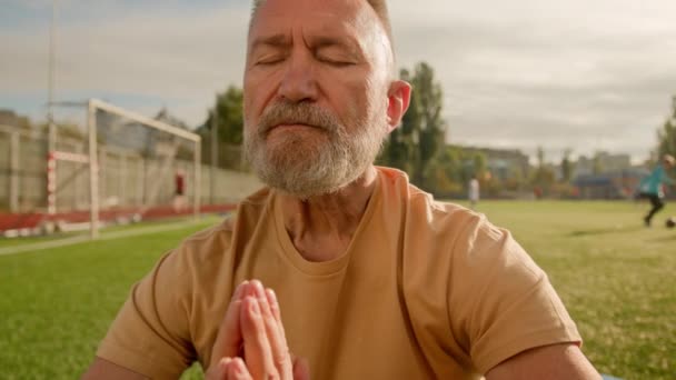 Старый Европейский Пенсионер Медитирует Город Стадиона Открытом Воздухе Ясность Ума — стоковое видео
