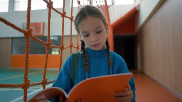 Kleines Mädchen Studiert Der Turnhalle Schule Innerhalb Bildung Selbststudium Lesen — Stockvideo