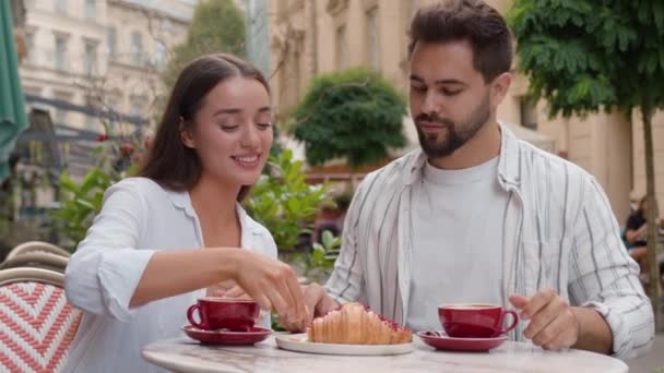 Pacar Kaukasia Memberi Makan Pacar Pasangan Pria Croissant Bersama Sama — Stok Video