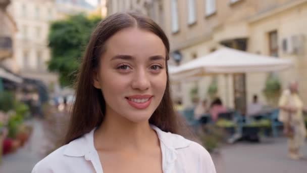 Närbild Porträtt Kaukasiska Europeiska Unga Glada Kvinna Ler Tittar Kameran — Stockvideo