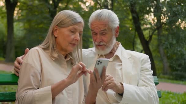 Удивительно Пожилая Белая Пара Пожилых Семейных Мужчин Пользуется Мобильным Телефоном — стоковое видео