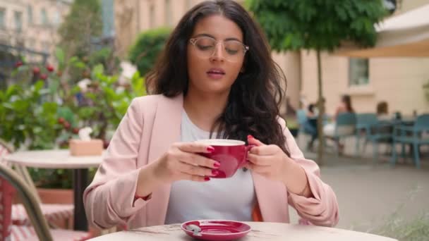 朝のリラックスしたビジネスウーマン朝食 エレガントな女性 インドのアラビアのエスニック女性 女性のクライアント テイスティング コーヒーを飲む 週末の外で休む 都市カフェ カフェテリア — ストック動画